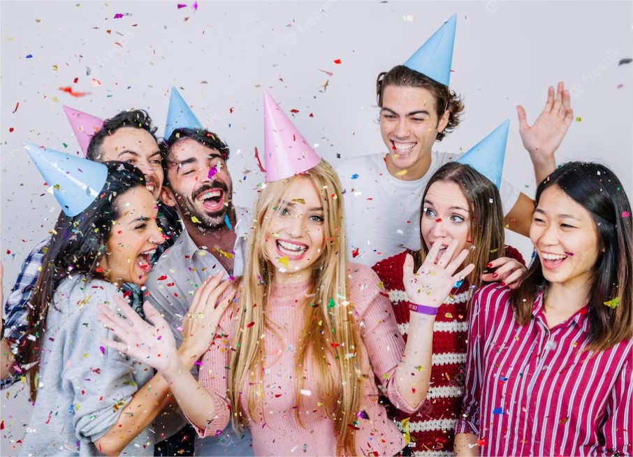 photo d'illustration d'un groupe d'amis qui fait la fête pour un annversaire